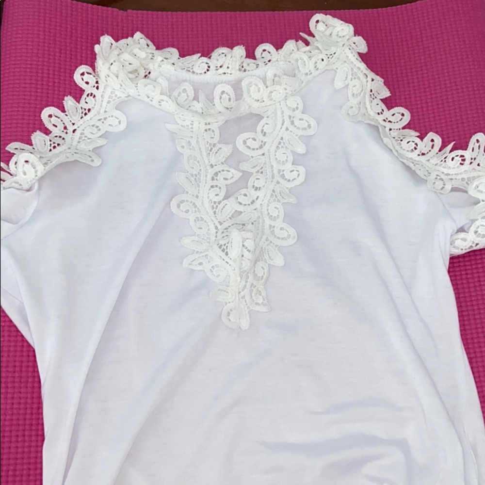 WHITE DETAILED TOP